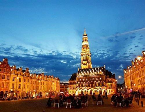 Au Coeur De La Grand Place Arras Buitenkant foto