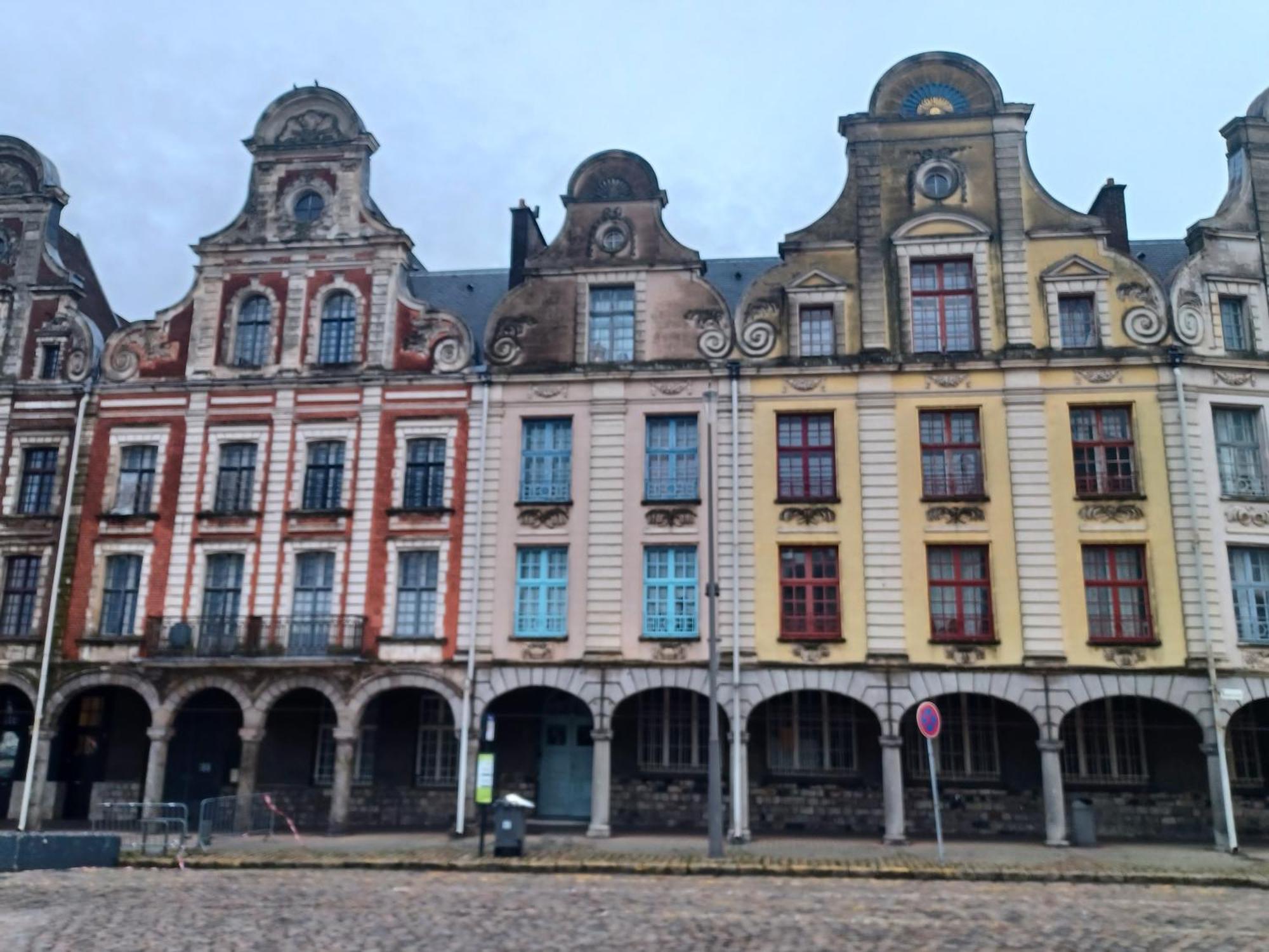 Au Coeur De La Grand Place Arras Buitenkant foto